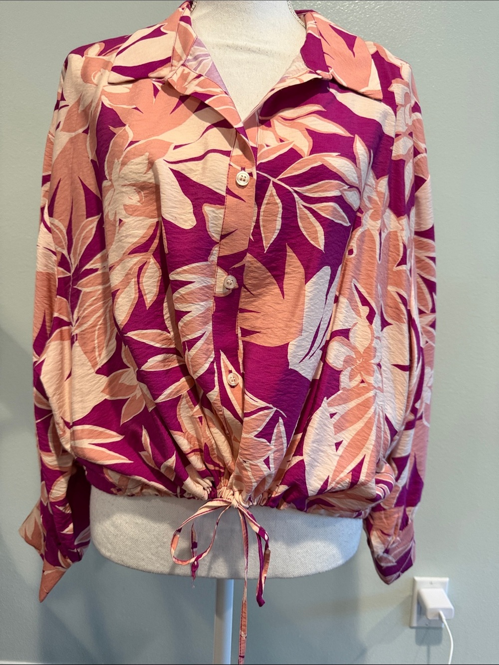 DREW Size L Women's Drawstring Hem Button-Front Blouse - Pink Peach Leaf Print